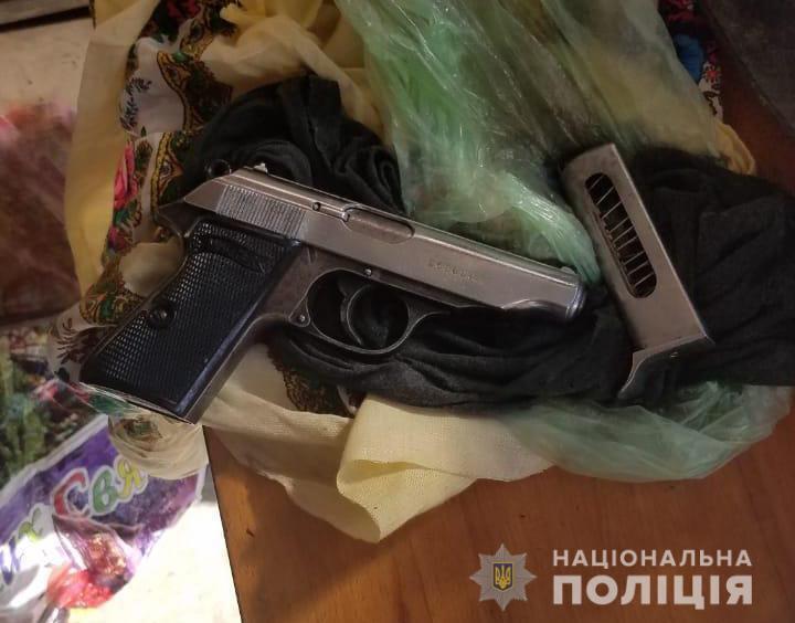 На Київщині поліція вилучила у чоловіка зброю та боєприпаси