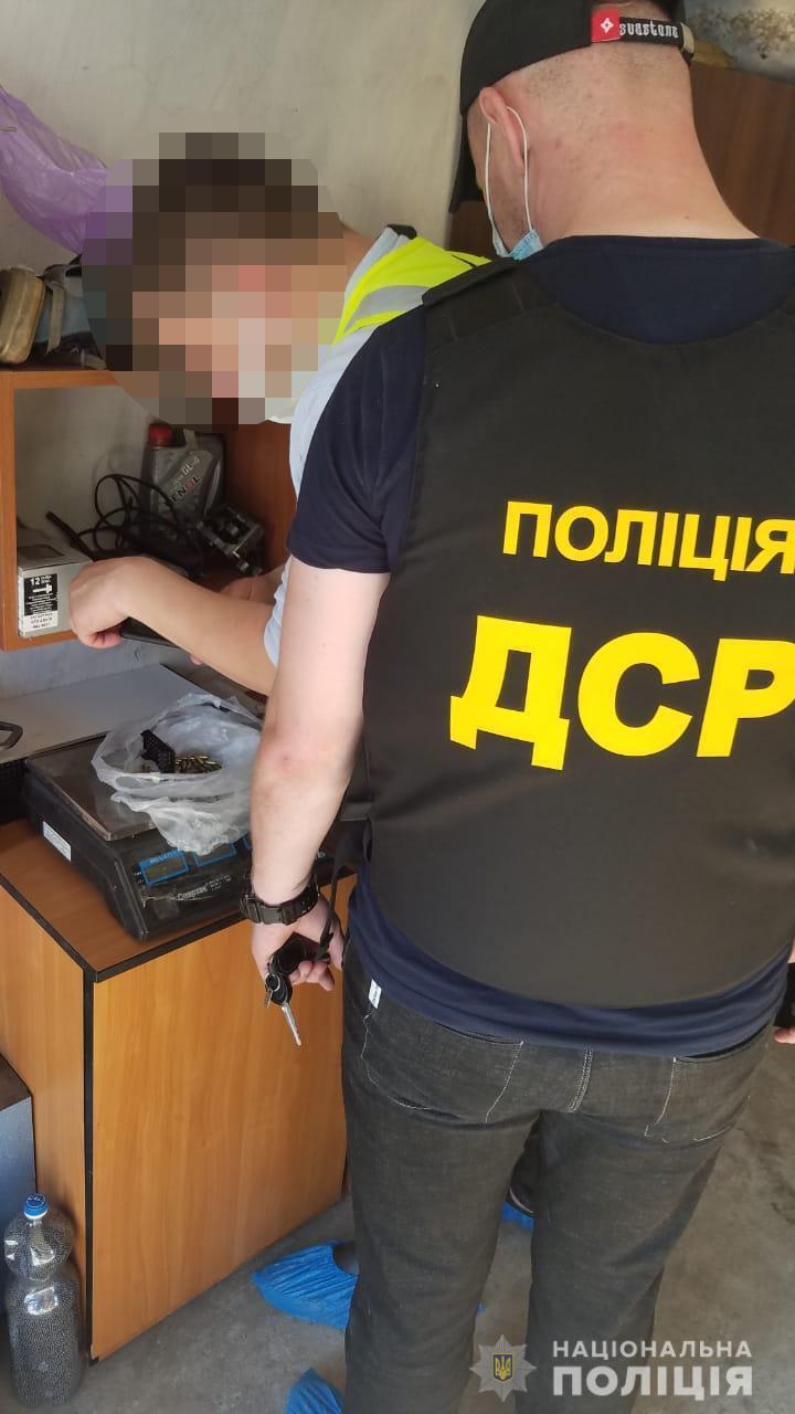 На Київщині поліція вилучила у чоловіка зброю та боєприпаси