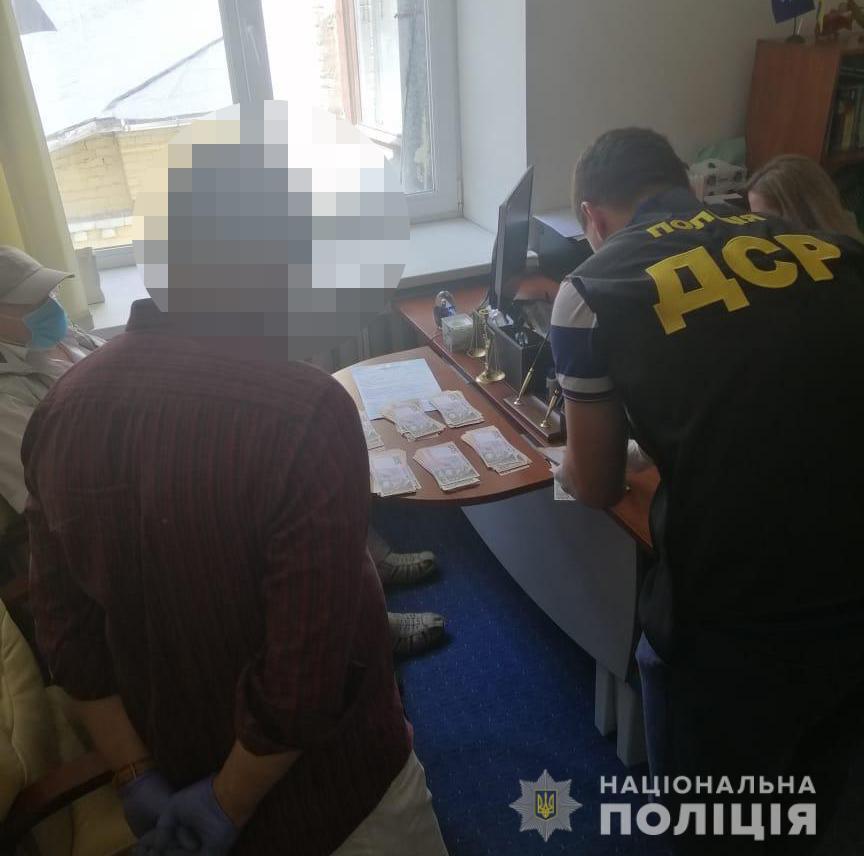 У Києві поліцейські затримали проректора університету на хабарі у 220 тисяч гривень