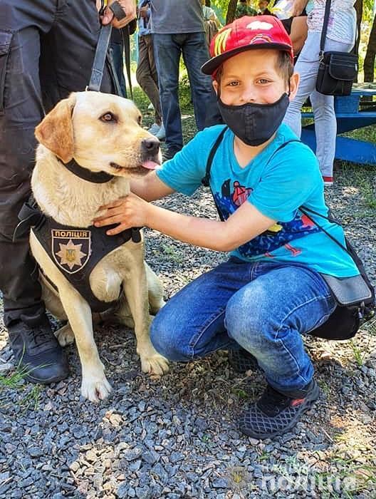 Чотирилапі вихованці Кінологічного центру поліції Донеччини здивували вміннями юних ушуїстів