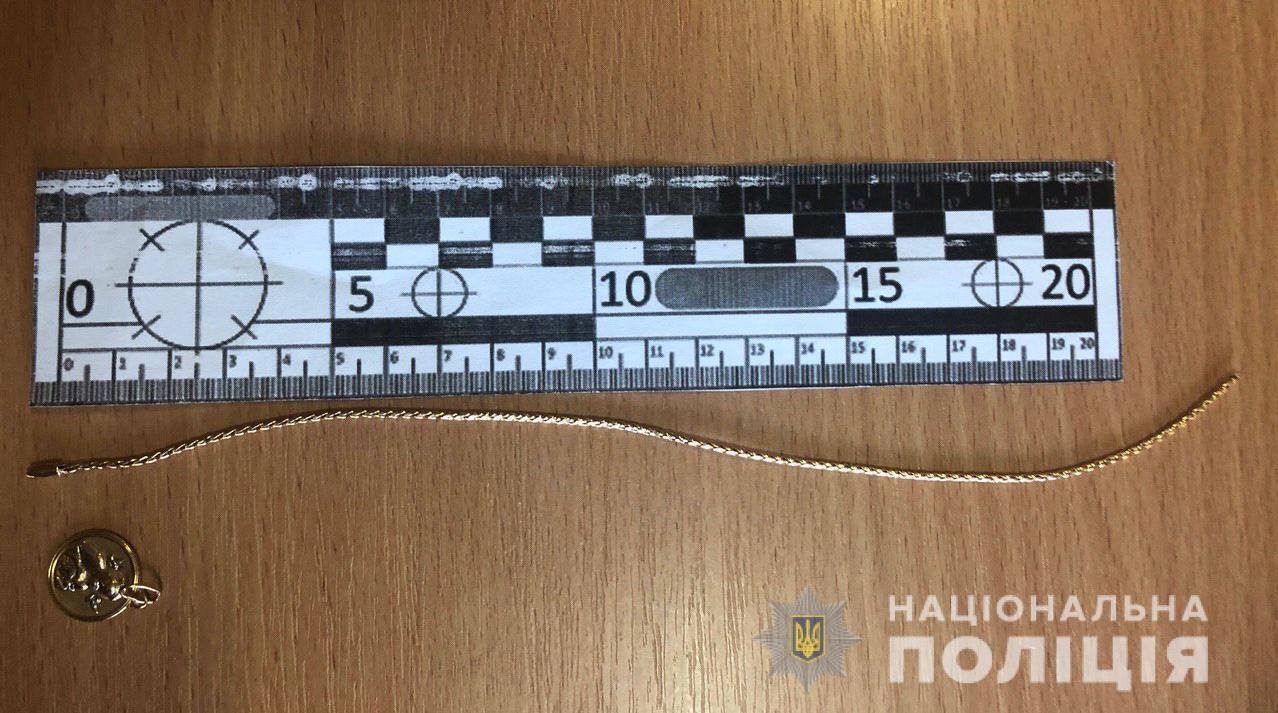 Правоохоронці по гарячих слідах затримали підозрюваного у пограбуванні одеситки