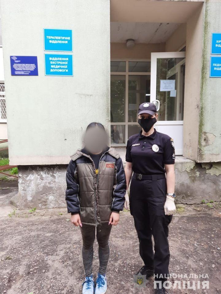 Поліція відкрила кримінальне провадження щодо матері, яка вдягла ланцюг на ноги своєї дочки