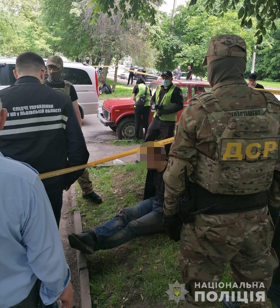 У Львові поліцейські затримали осіб, які відібрали у підприємця 4,5 мільйони гривень