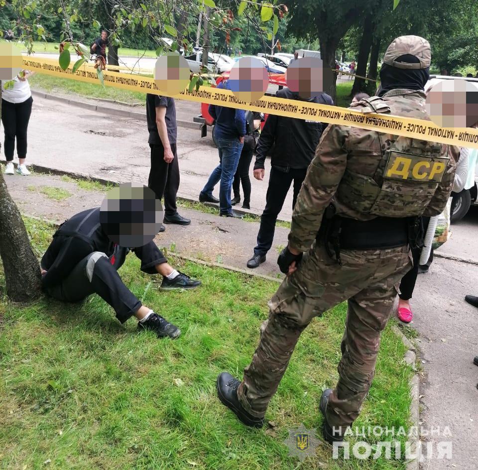 У Львові поліцейські затримали осіб, які відібрали у підприємця 4,5 мільйони гривень