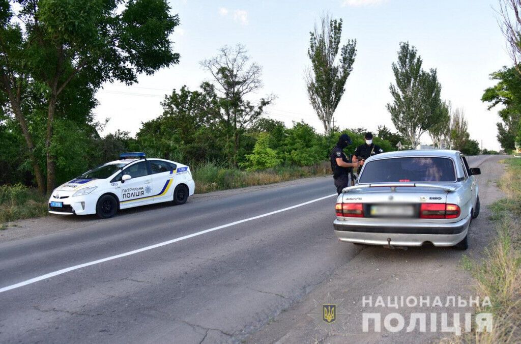 Під час відпрацювання Маріуполя поліцейські вилучили наркотики та зброю (ВІДЕО)