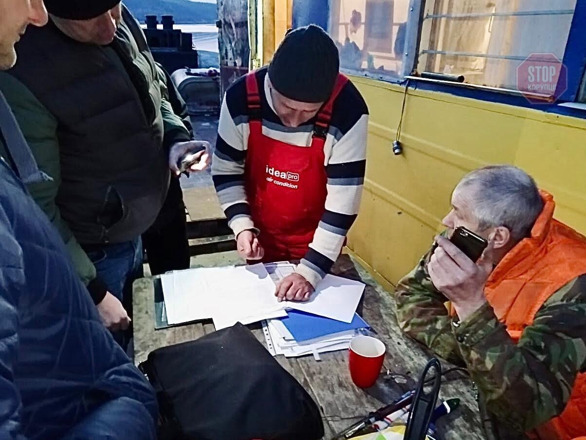  Поліція вилучає техніку Фото: СтопКор