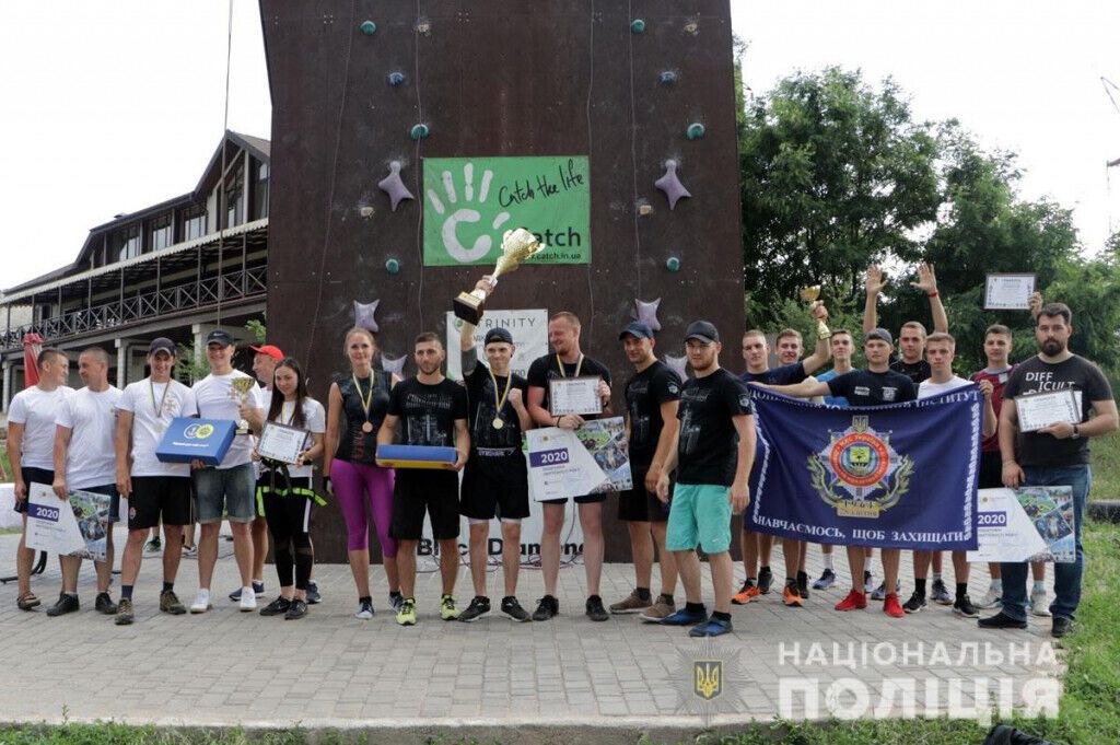 Поліцейські Маріуполя взяли участь у командному змаганні зі скелелазіння