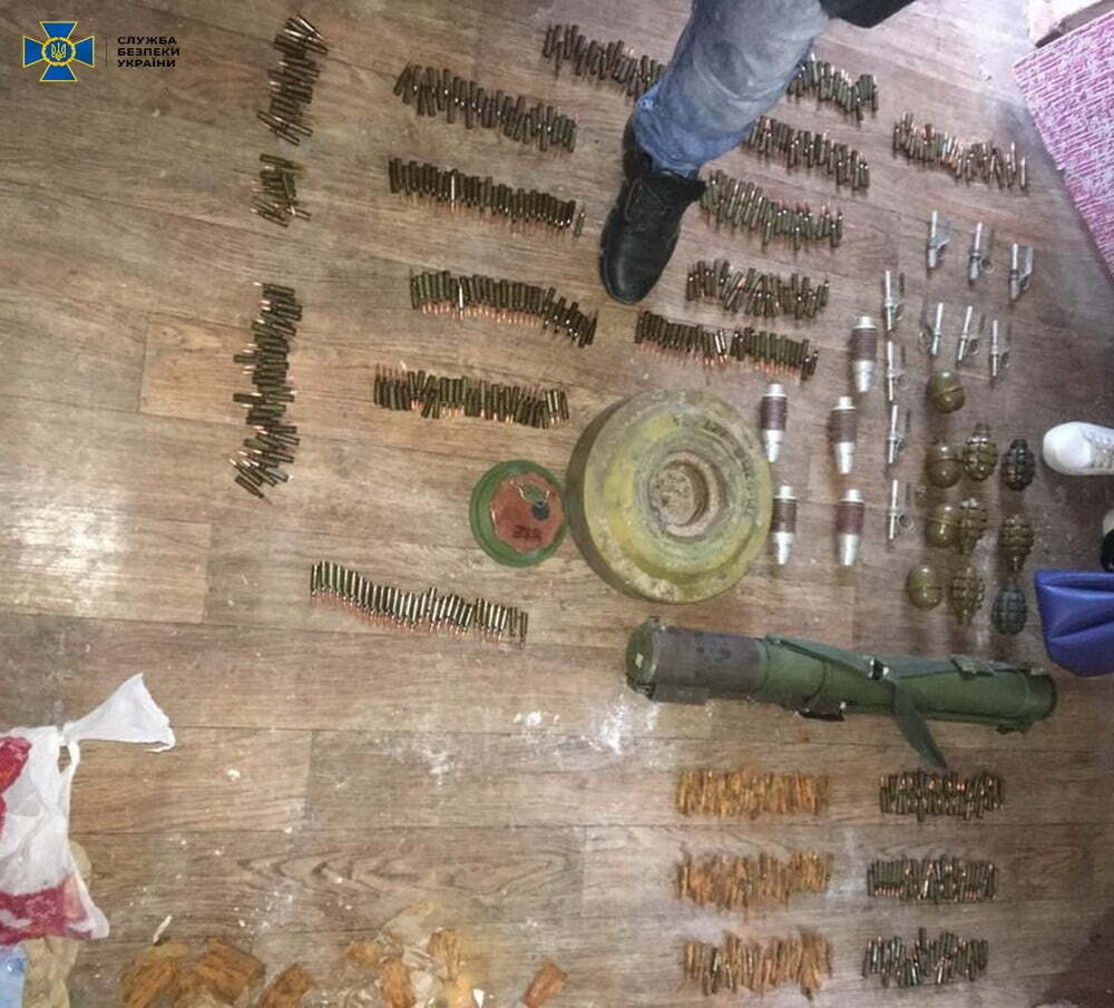 На Донеччині СБУ виявила у бойовика арсенал з протитанковою міною, гранатами та боєприпасами