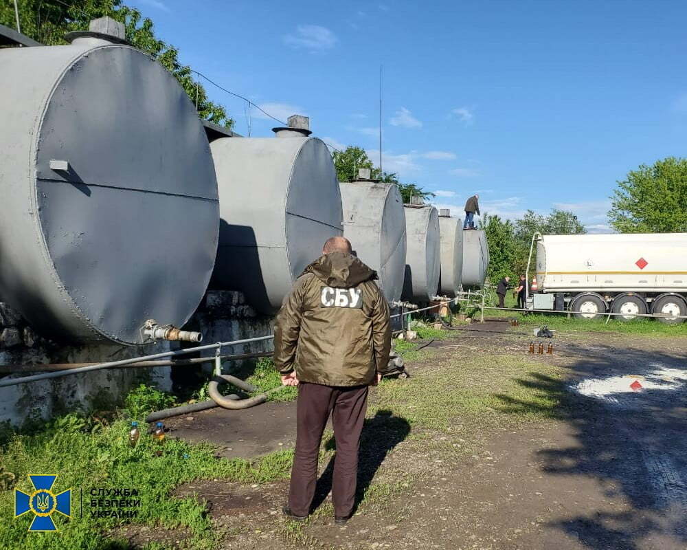 СБУ блокувала небезпечне виробництво контрафактного пального, що призвело до забруднення води на Буковині