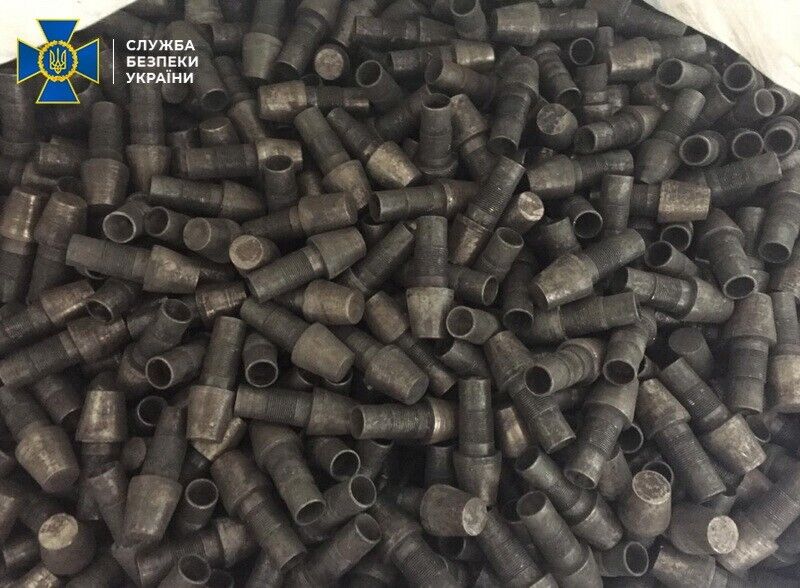 СБУ блокувала контрабанду з РФ вражаючих елементів до бронебійних снарядів