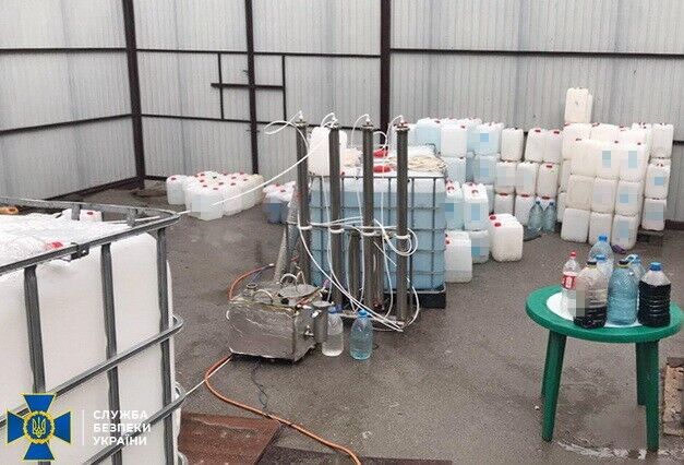 У Запоріжжі СБУ припинила діяльність цеху із виготовлення контрафактного спирту на мільйони гривень