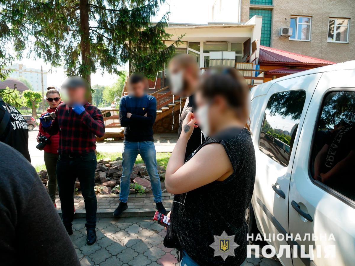 Буковинські поліцейські затримали групу наркоторговців та вилучили наркотиків на понад 1 мільйон гривень