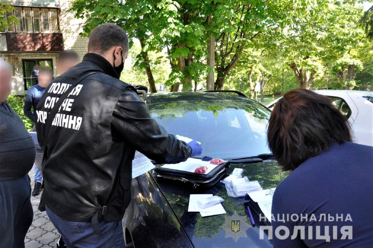 Буковинські поліцейські затримали групу наркоторговців та вилучили наркотиків на понад 1 мільйон гривень