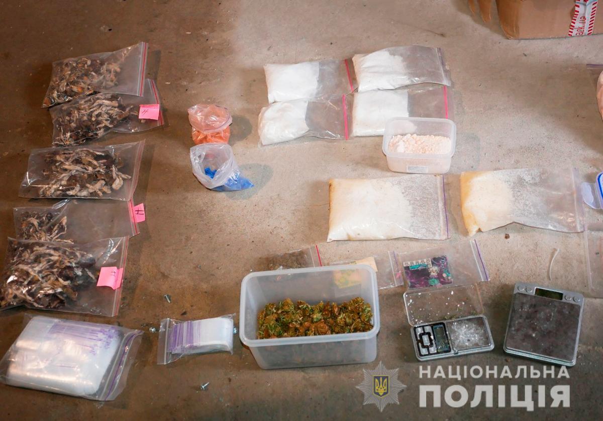 Буковинські поліцейські затримали групу наркоторговців та вилучили наркотиків на понад 1 мільйон гривень