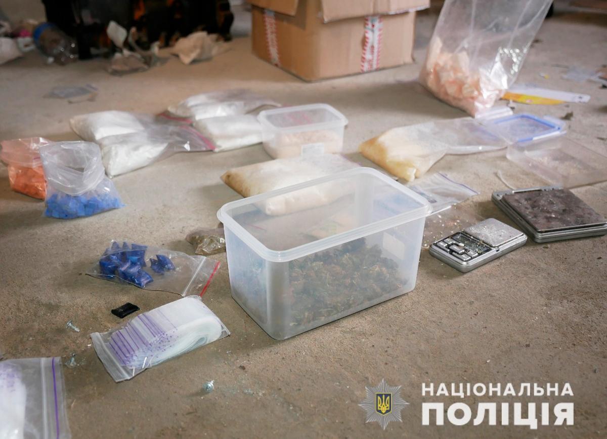 Буковинські поліцейські затримали групу наркоторговців та вилучили наркотиків на понад 1 мільйон гривень