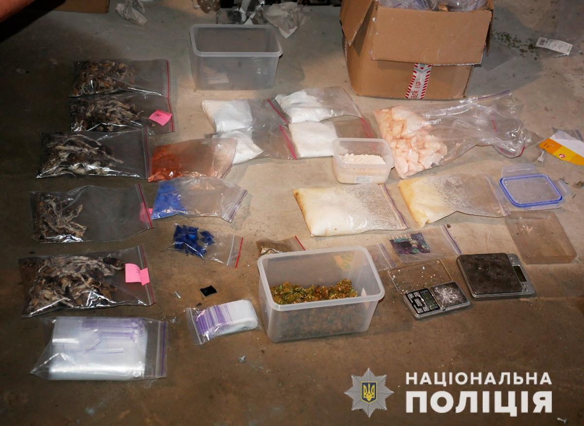 Буковинські поліцейські затримали групу наркоторговців та вилучили наркотиків на понад 1 мільйон гривень