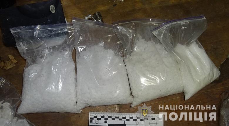 Слідчі поліції Києва повідомили про підозру чоловіку, який у гаражі облаштував нарколабораторію