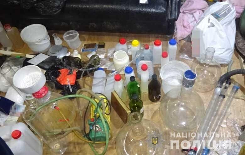 Слідчі поліції Києва повідомили про підозру чоловіку, який у гаражі облаштував нарколабораторію