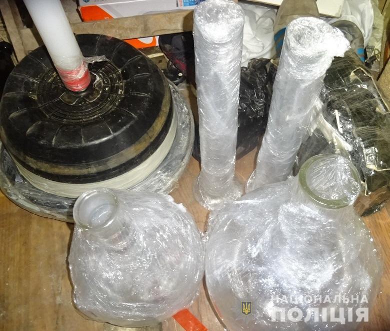 Слідчі поліції Києва повідомили про підозру чоловіку, який у гаражі облаштував нарколабораторію