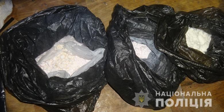 Слідчі поліції Києва повідомили про підозру чоловіку, який у гаражі облаштував нарколабораторію