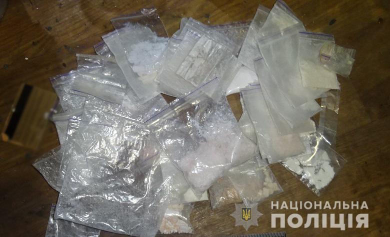 Слідчі поліції Києва повідомили про підозру чоловіку, який у гаражі облаштував нарколабораторію