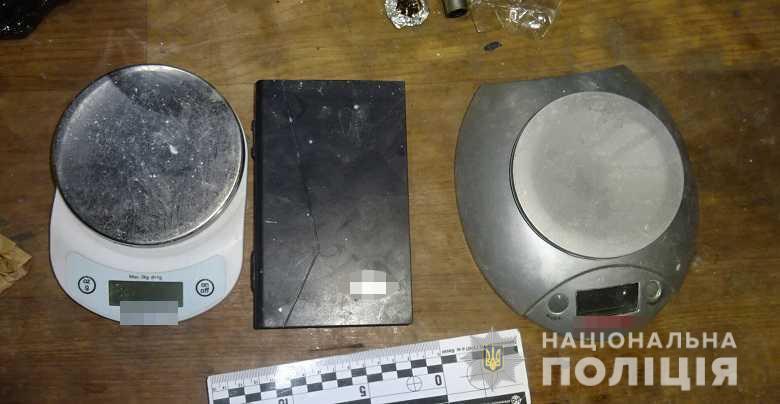 Слідчі поліції Києва повідомили про підозру чоловіку, який у гаражі облаштував нарколабораторію