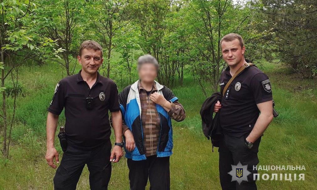 Поліцейські Нікольського знайшли бабусю, яка заблукала в лісі