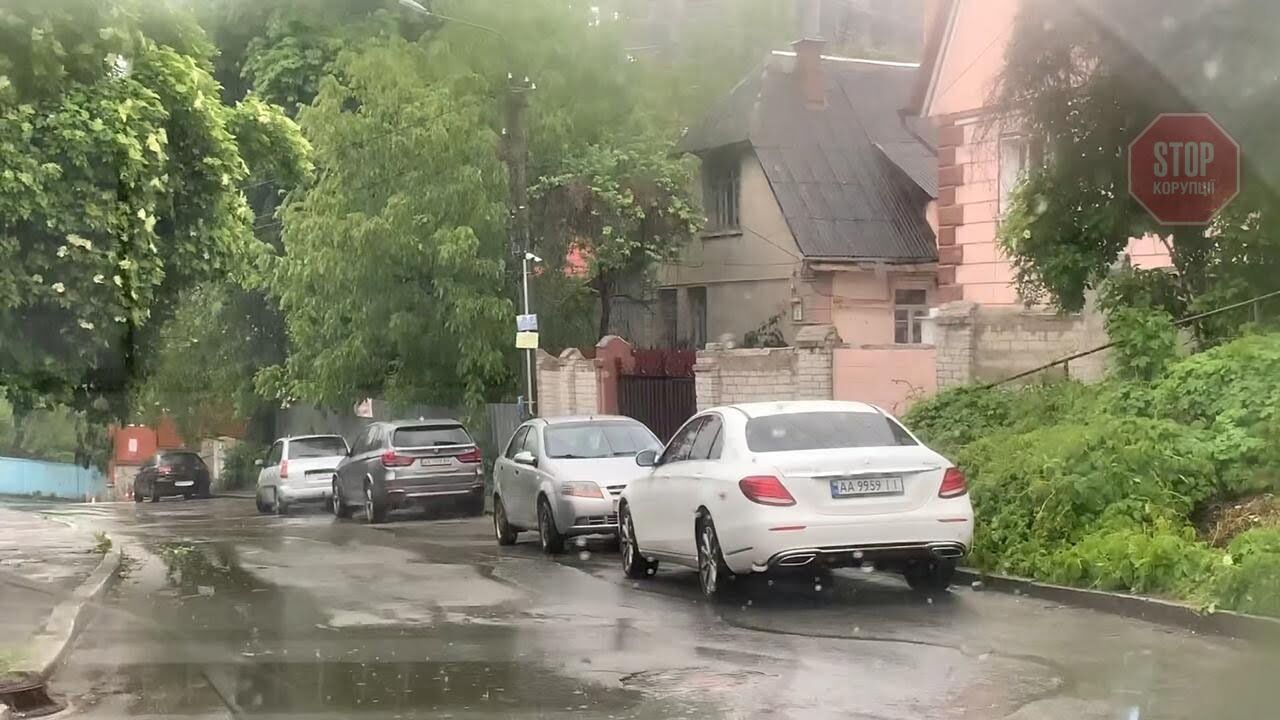 Авто Поліщук під будинком Нікітіних Фото «СтопКор»