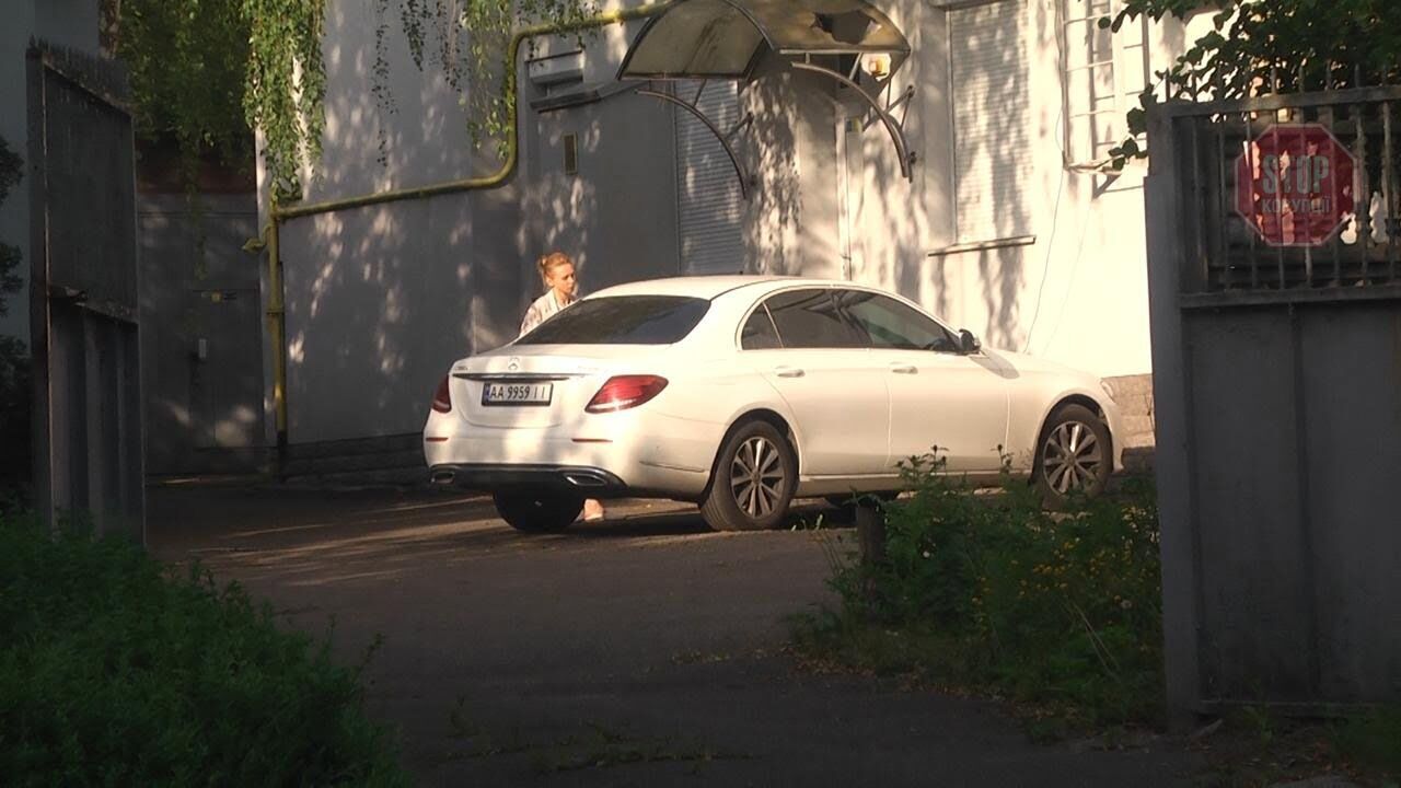 Поліщук сідає в авто під офісом ДАК «Ліки України» Фото «СтопКор»