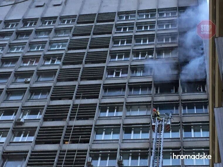 У Києві палає будівля ''Київпроекту'' (фото, відео)