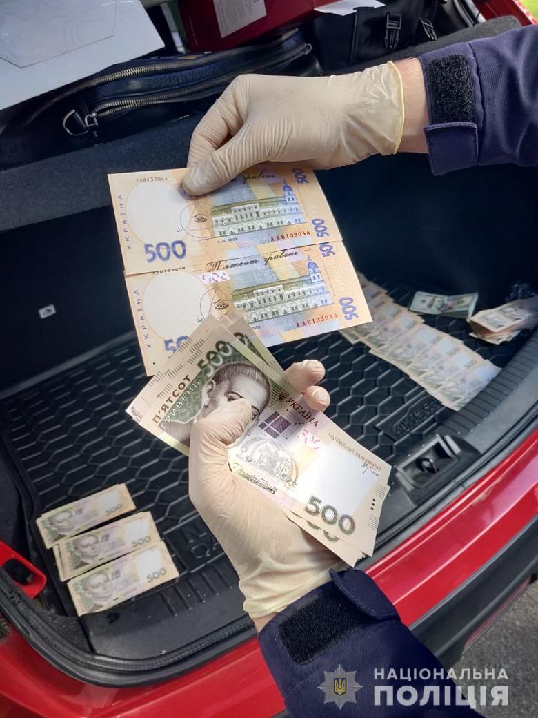 У Києві правоохоронці викрили держслужбовця в отриманні неправомірної вигоди