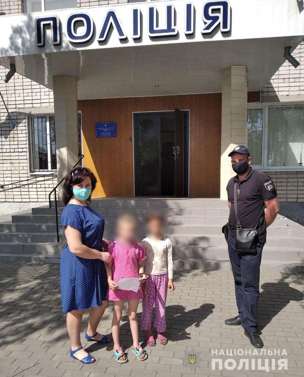 Поліція Полтавщини повернула матері двох маленьких дівчат, які заблукали