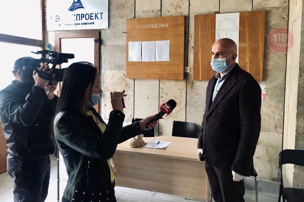  Журналістка ''СтопКору''  бере коментар у Володимира Беги Фото: СтопКор