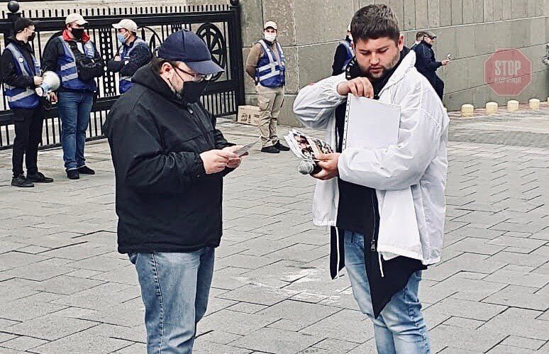  Активісти передали звернення та листівку до посадовців Кабміну Фото: СтопКор