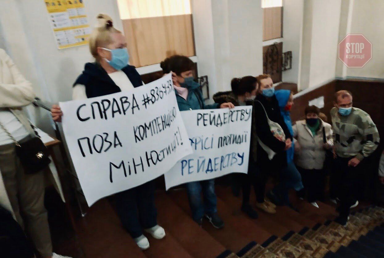 Активісти потрапили всередину Фото: СтопКор