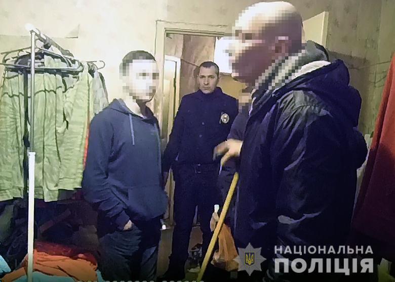 Столичні правоохоронці викрили чоловіка у сутенерстві та розбещенні неповнолітніх