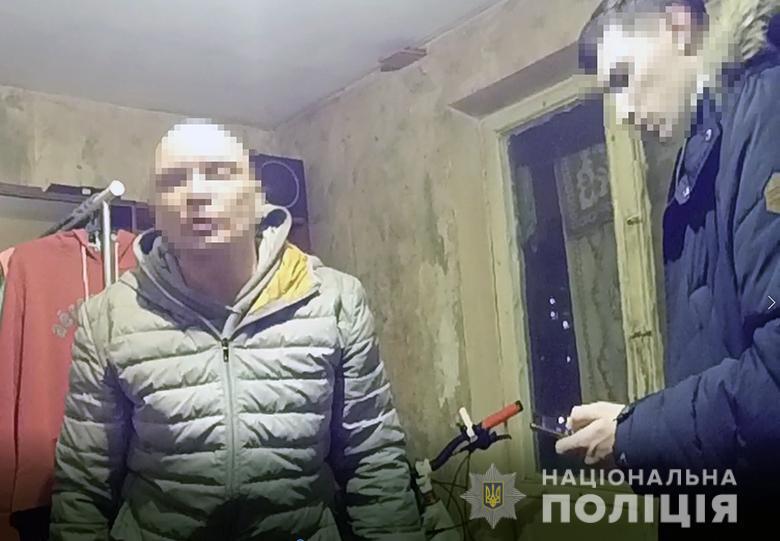 Столичні правоохоронці викрили чоловіка у сутенерстві та розбещенні неповнолітніх