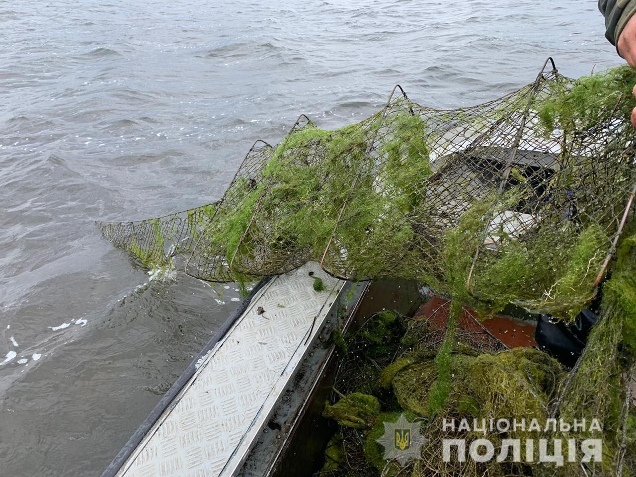 На Київщині поліція на воді попередила незаконний вилов раків