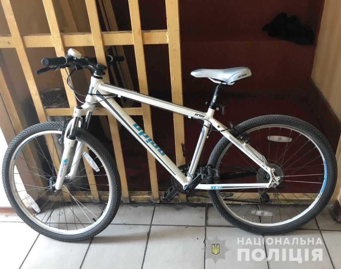 В Одесі правоохоронці затримали чоловіка, який викрав з-під офісу велосипед