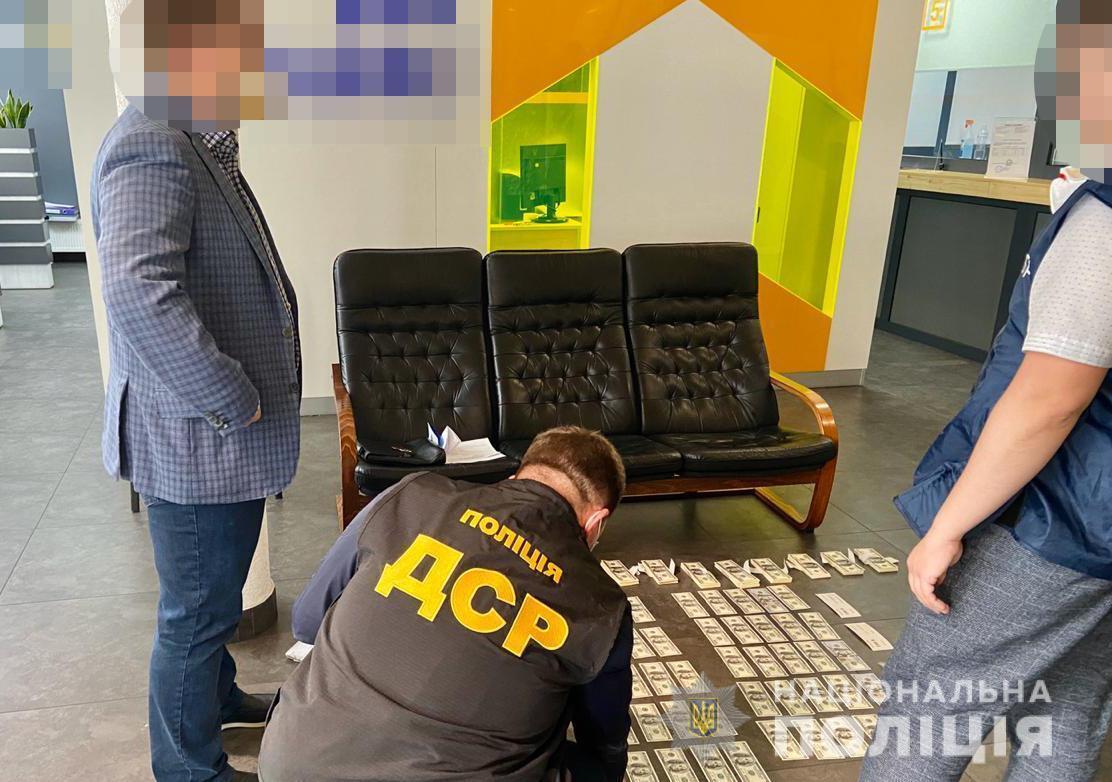 У Києві затримано прокурора місцевої прокуратури під час одержання 100 тисяч доларів США