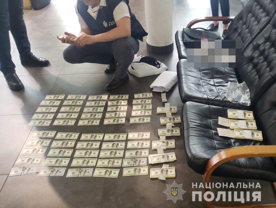 У Києві затримано прокурора місцевої прокуратури під час одержання 100 тисяч доларів США