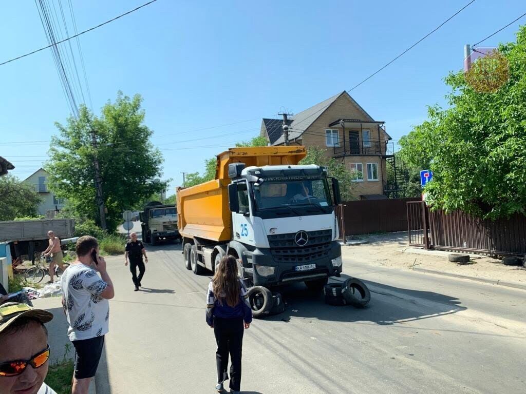  Важка техніка розбиває дорогу, яку збудували місцеві. Фото: СтопКор.