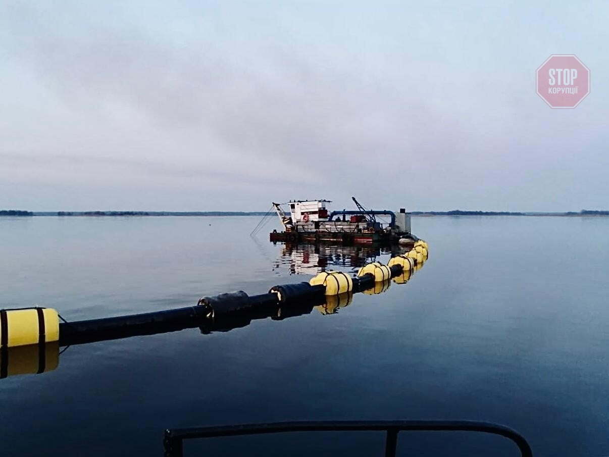 Нелегальний земснаряд у Стайках Фото: СтопКор