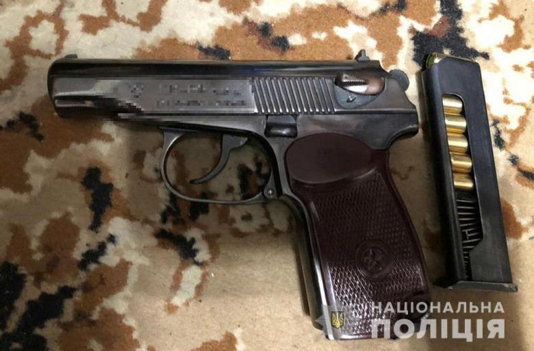 У Києві правоохоронці виявили у двох киян зброю, боєприпаси та наркотики