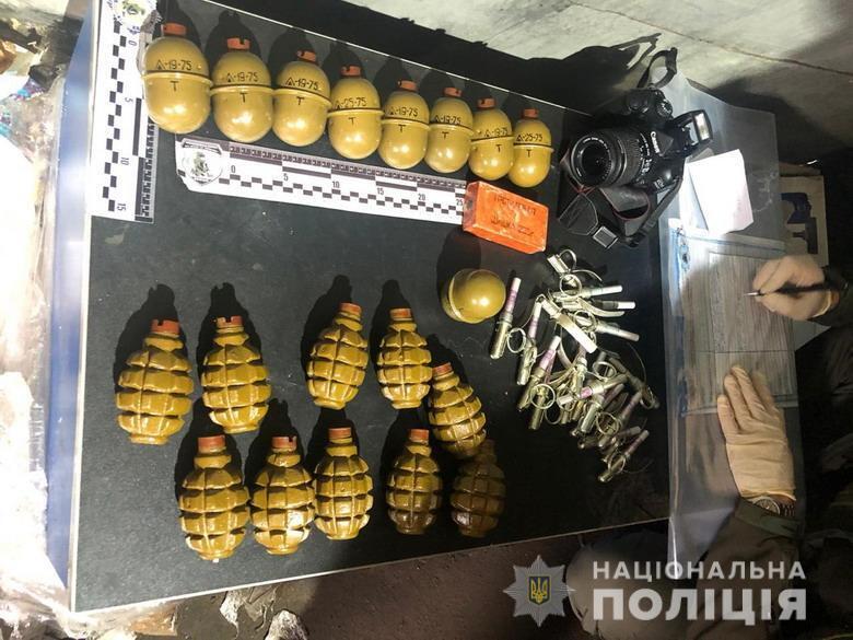 У Києві правоохоронці виявили у двох киян зброю, боєприпаси та наркотики