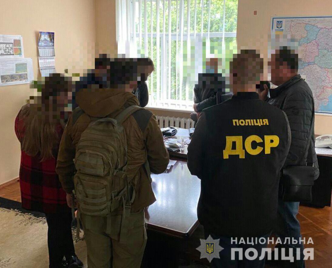 У Сумах поліція викрила посадовців держпідприємства на хабарі у понад 200 тисяч гривень