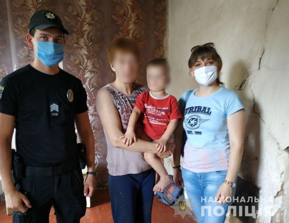 Поліцейські повернули додому 3-річного хлопчика, який загубився у Слов'янську