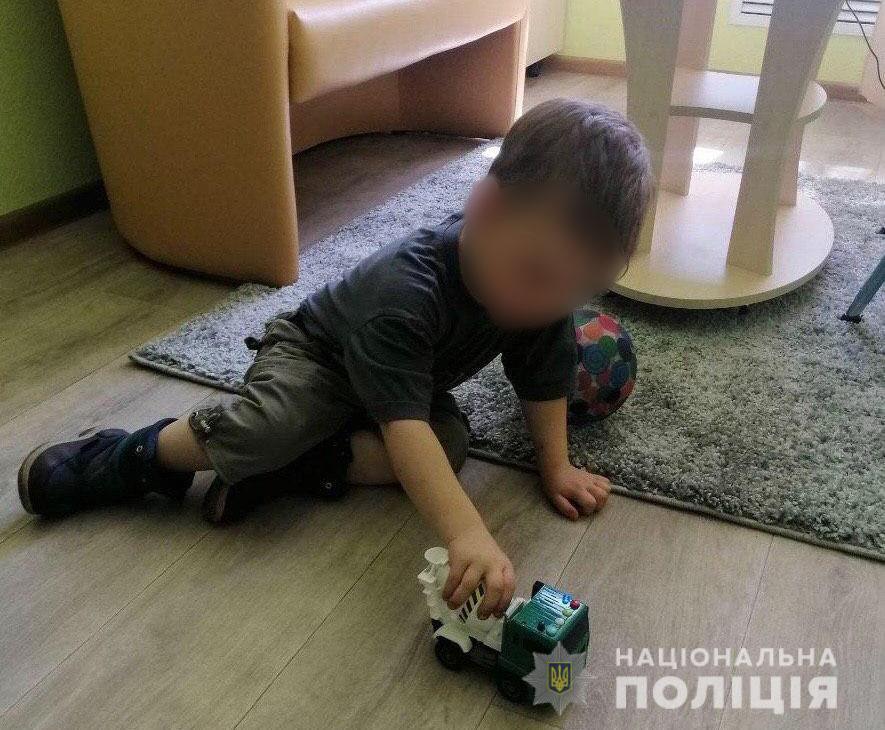 Поліцейські Маріуполя притягують до відповідальності жінку, яка знехтувала своїми материнськими обов’язками.