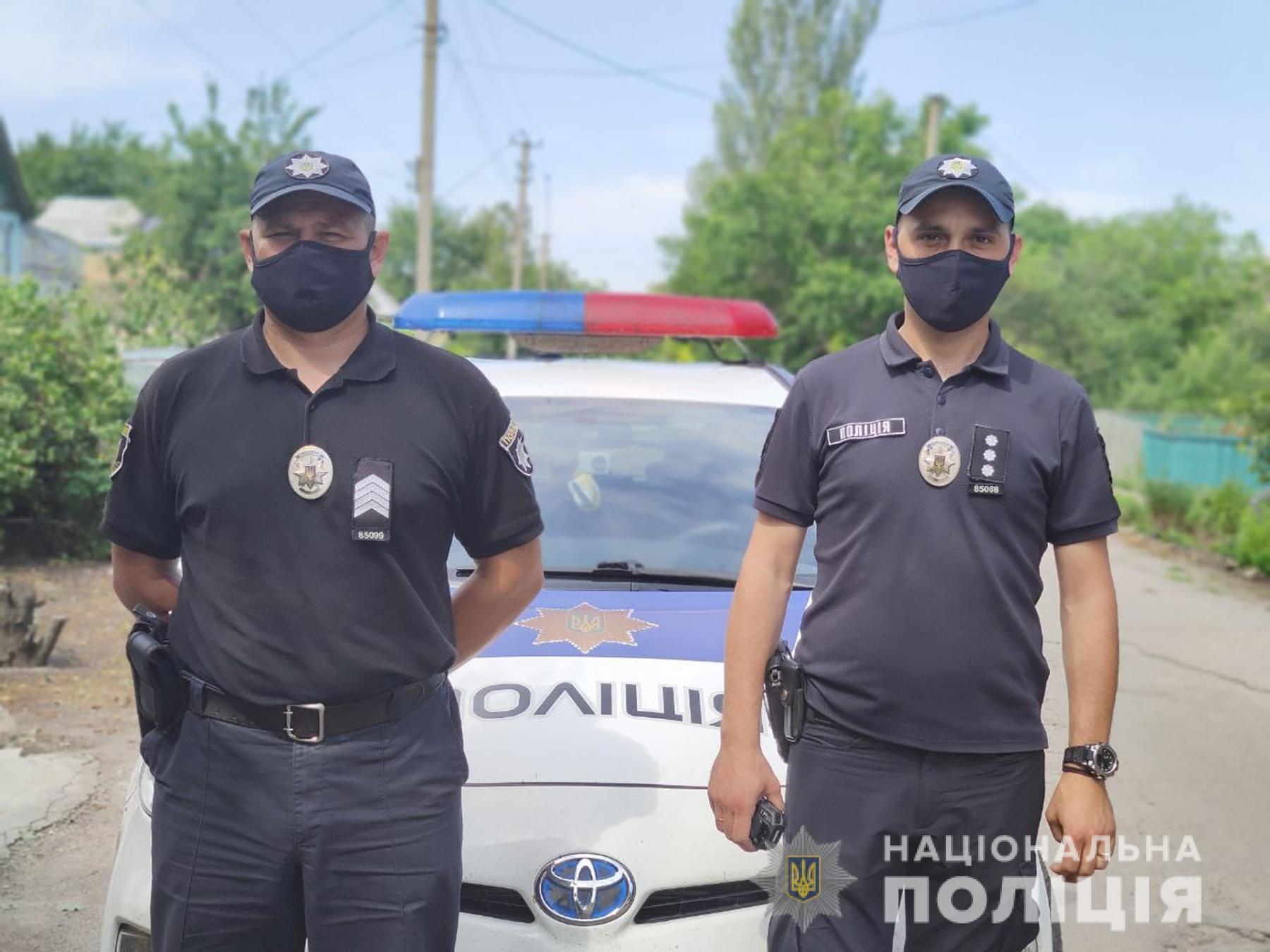 Запорізькі поліцейські допомогли врятувати дворічного хлопчика, якого вдарив ножем п’яний батько