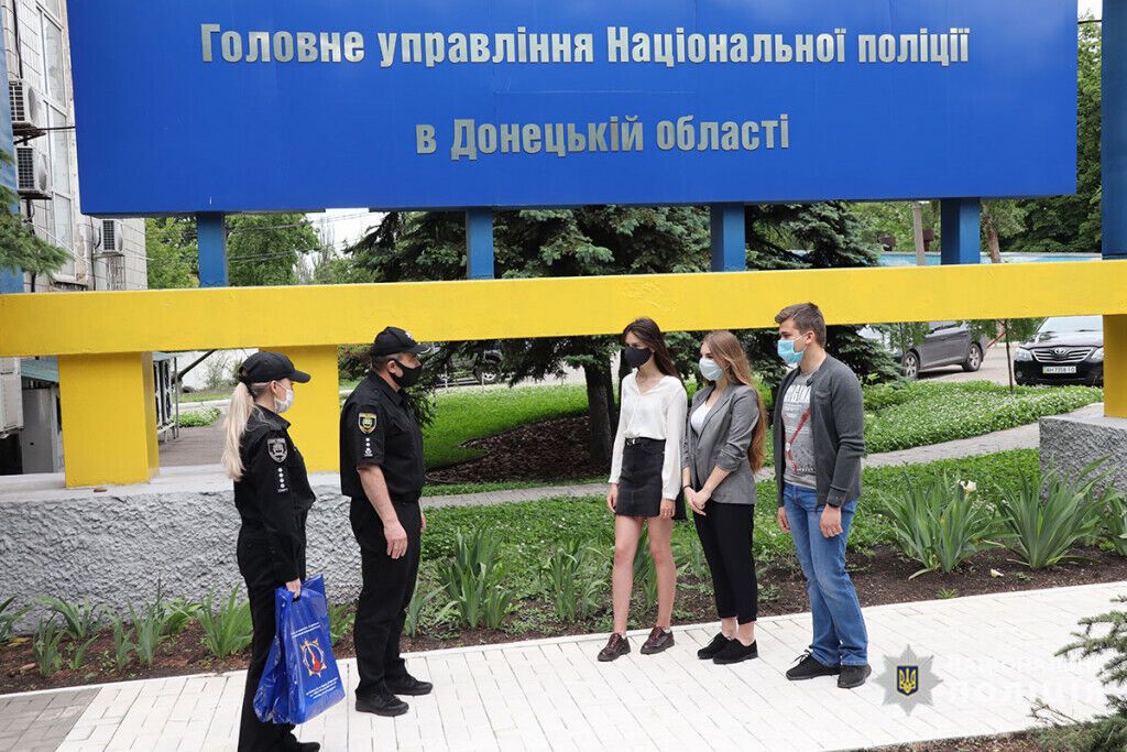 Поліцейські Донеччини вітають малечу з Міжнародним днем захисту дітей